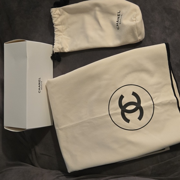 CHANEL Beaute Travel Blanket - Picture 1 of 4
